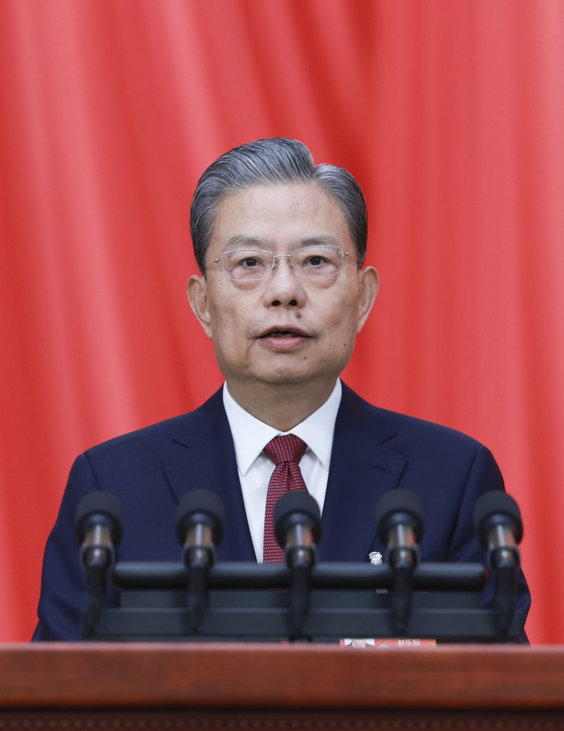자오러지 중국 전국인민대표대회(전인대) 상무위원장이 8일 베이징 인민대회당에서 열린 제14기 전인대 2차회의 2차 전체회의에서 상무위 업무보고를 하고 있다. 사진=뉴시스