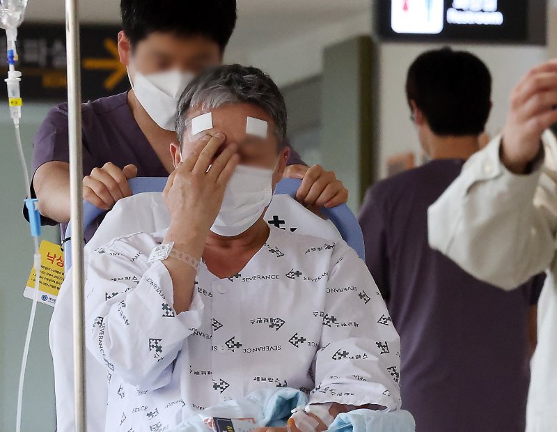 정부와 의사 간 갈등이 장기화되고 있는 9일 오후 서울시내 대학병원에서 한 환자가 이동하고 있다. /사진=뉴시스