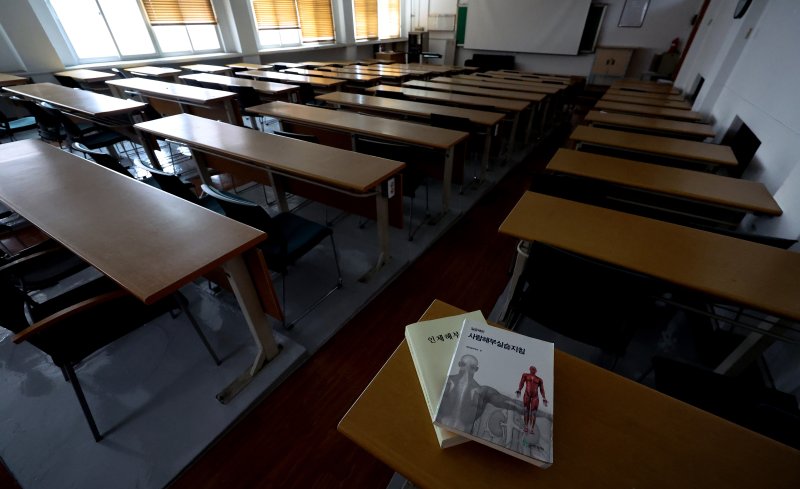 지난 8일 대구 중구 경북대학교 의과대학 1학년 강의실에 전공 서적만 놓여있다. 뉴시스