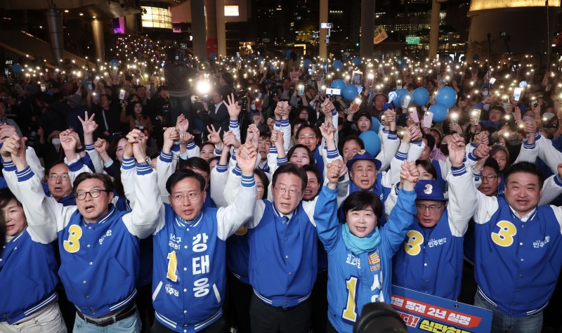 22대 총선 마지막 유세에 나선 이재명 더불어민주당 대표가 9일 오후 서울 용산역 광장에서 피날레 유세를 하고 있다. (공동취재) 사진=뉴스1화상