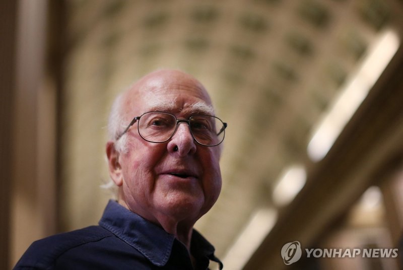 '신의 입자' 존재 예견한 英 물리학자 피터 힉스 별세(종합) (FILES) British Physicist Peter Higgs recipient of The Nobel Prize for Physics poses for photographs after he attends a press conference in The Playfair Library, Old College, University of Edinburgh on October 11, 2013. British physicist Peter Higgs, whose theory o