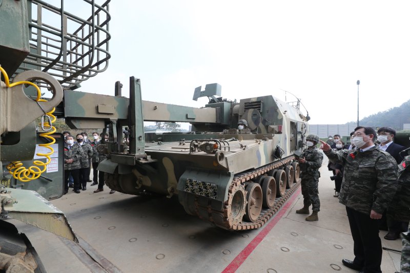 K10 탄약운반장갑차의 재보급 시연 모습. 2020.10.19/뉴스1 ⓒ News1 국회사진취재단