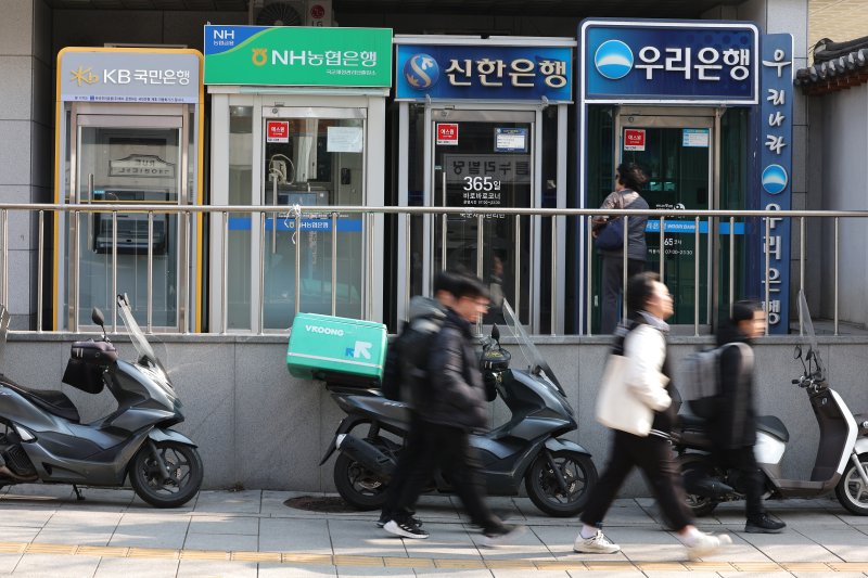 서울 시내에 설치된 시중은행 ATM 기기 앞을 시민들이 지나가고 있다. 자료사진=뉴스1