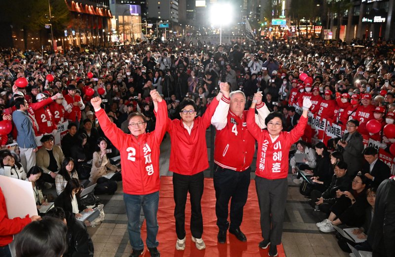 한동훈 국민의힘 비상대책위원장과 인요한 국민의미래 선대위원장이 9일 오후 서울 중구 청계광장에서 열린 '국민의힘으로 대한민국 살리기' 제22대 총선 파이널 총력유세에서 최재형(종로), 이혜훈(중·성동을) 후보와 함께 지지를 호소하고 있다. 뉴스1