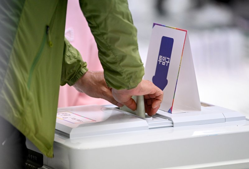 제22대 국회의원 선거 투표일인 10일 오전 광주 남구 한 태권도장에 마련된 진월 제5투표소에서 유권자가 소중한 한표를 행사하고 있다. 뉴시스