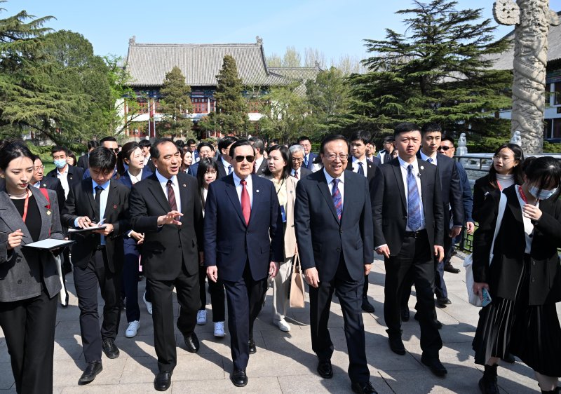 중국을 방문중인 마잉주 전 대만 총통이 9일 베이징의 베이징대학을 학교 관계자들의 안내를 받으면서 방문하고 있다. 신화통신 연합뉴스