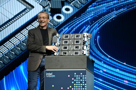 팻 겔싱어 인텔 최고경영자(CEO)가 9일(현지시간) 미국 애리조나주 피닉스에서 열린 '인텔 비전 2024'를 개최하고 인텔의 최신형 인공지능(AI) 칩 '가우디3'을 소개하고 있다. 사진=인텔 제공