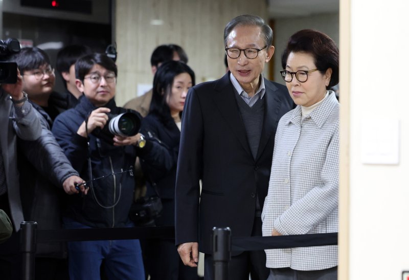 이명박 전 대통령과 부인 김윤옥 여사가 10일 오전 서울 국민연금공단서울남부지역본부에 마련된 논현1동 제3투표소에서 투표를 하기 위해 이동하고 있다. 2024.4.10/뉴스1 ⓒ News1 이동해 기자
