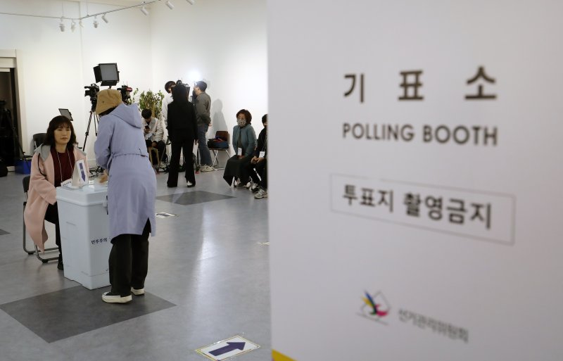 제22대 국회의원 선거일인 10일 오전 부산 부산진구청 백양홀에 마련된 부암제1동 제4투표소에서 유권자들이 투표를 하고 있다. 뉴스1화상