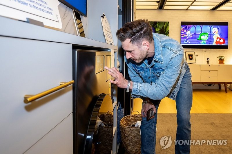 삼성전자, '세계 최대' 미국 생활가전 시장 점유율 1위 뉴욕에서 열린 '비스포크 AI 미디어데이' (서울=연합뉴스) 3일(현지시간) 미국 뉴욕 삼성 837에서 열린 삼성전자 '비스포크 AI 미디어데이'에서 참석자들이 비스포크 AI 신제품을 살펴보고 있다. 2024.4.5 [삼성전자 제공. 재판매 및 DB 금지] photo@yna.co.kr (끝)