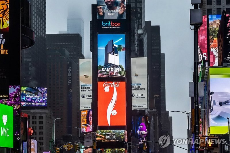 타임스스퀘어에서 상영되는 '비스포크 AI' 옥외광고 타임스스퀘어에서 상영되는 '비스포크 AI' 옥외광고 (서울=연합뉴스) 삼성전자가 글로벌 랜드마크 옥외광고, 애니메이션 협업 영상 등 이색 광고를 선보이며 '비스포크 AI' 메시지를 글로벌 확산한다고 5일 밝혔다. 사진은 미국 뉴욕 타임스스퀘어에 '비스포크 AI 패밀리허브' 냉장고 영상이 상영되는 모습. 2024.4.5 [삼성전자 제공. 재판매 및 DB 금지] photo@yna.co.kr (끝)