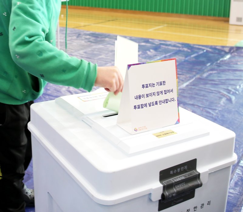 22대 국회의원 선거일인 10일 오전 충북 청주시 청원구 청주여자고등학교에 마련된 투표소에서 유권자들이 투표를 하고 있다. 뉴시스화상