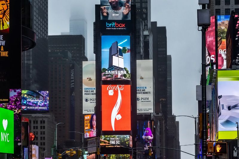 삼성전자가 미국 뉴욕 타임스스퀘어에서 지난 3일부터 선보이고 있는 '비스포크 AI 패밀리허브' 냉장고 영상 옥외광고. 삼성전자 제공