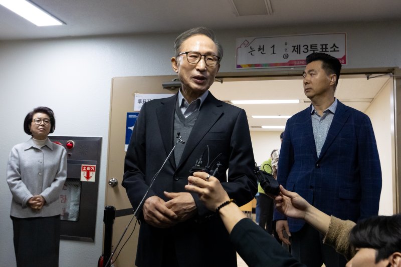 [서울=뉴시스] 김명년 기자 = 이명박 전 대통령이 제22대 국회의원선거일인 10일 오전 서울 국민연금공단서울남부지역본부에 마련된 논현1동제3투표소에서 투표를 마친 후 취재진 질문에 답하고 있다. (공동취재) 2024.04.10. kmn@newsis.com