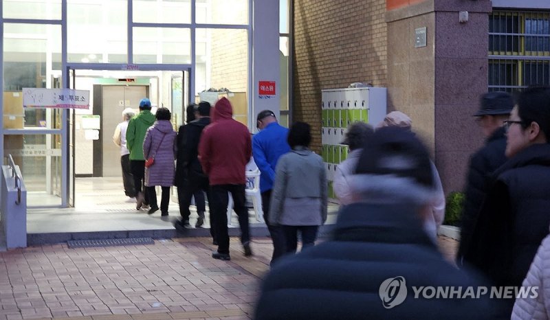 10일 투표소 앞에서 길게 줄을 선 유권자들. 연합뉴스
