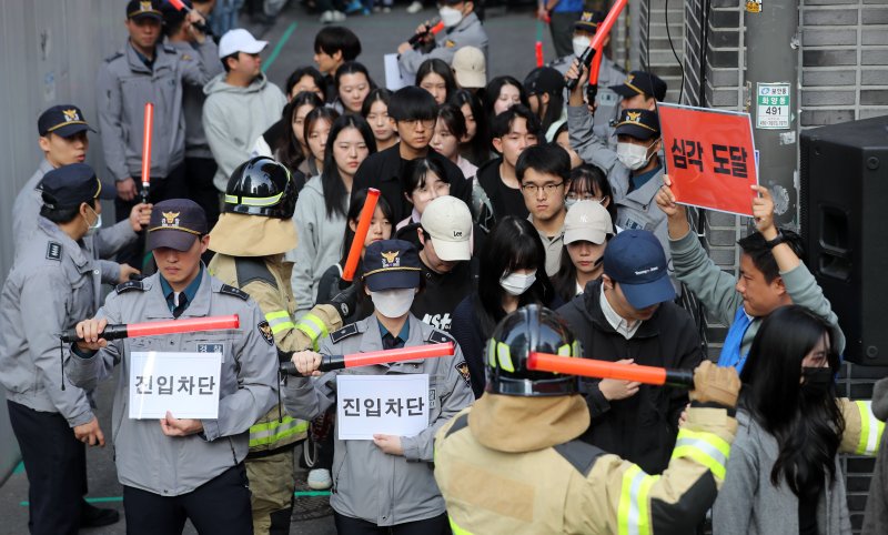 다중운집 상황을 가정한 합동 예방훈련이 지난해 10월 25일 서울 광진구 건대입구역 인근에서 진행되고 있다. 뉴시스