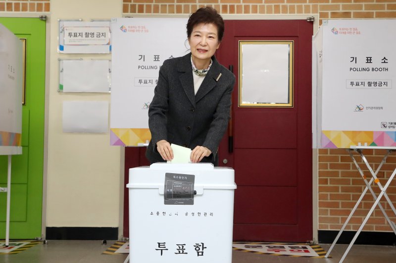 박근혜 "꼭 투표 참여해 달라"…'국힘 위기론' 질문에 반응이?