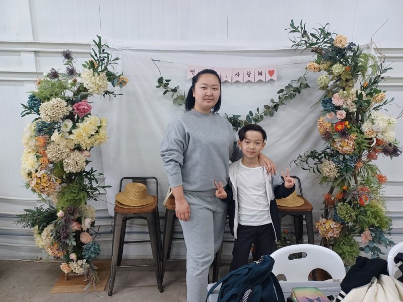 [광주=뉴시스] 연해주에서 독립운동에 투신한 고 박노순 선생의 현손녀 최빅토리아(26·왼쪽)씨가 10일 귀화 대한민국 국민으로서 첫 투표에 나선다. (사진 = 광주고려인마을 제공) *재판매 및 DB 금지