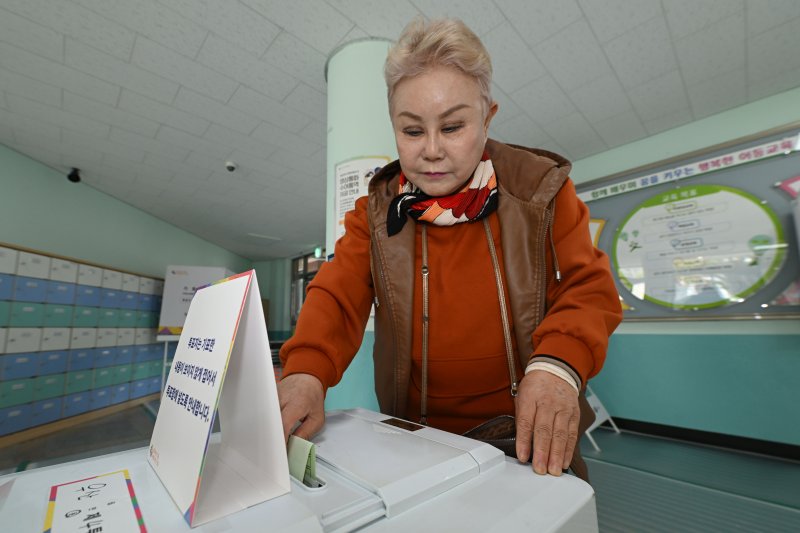 [광주=뉴시스] 이영주 기자 = 신조야 고려인마을 대표가 제22대 국회의원 선거일인 10일 오전 광주 광산구 우산동 제4투표소에서 투표하고 있다. 2024.04.10.leeyj2578@newsis.com