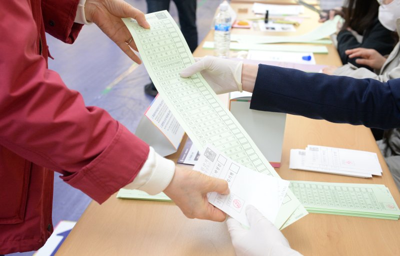 제22대 국회의원 선거일인 10일 울산 남구 동평중학교에 마련된 달동 제3투표소에서 유권자들이 투표에 참여하고 있다.뉴시스