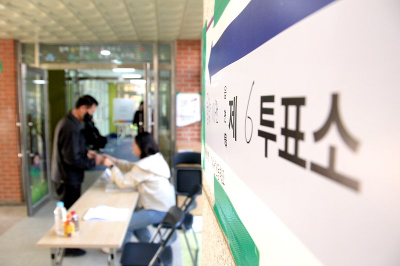 22대 국회의원 선거일인 10일 오전 충북 청주시 청원구 사천초등학교에 마련된 투표소를 찾은 유권자들이 투표를 하고 있다. 뉴시스