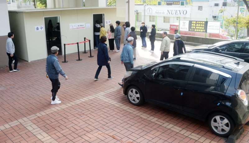 [전주=뉴시스] 김얼 기자 = 제22대 국회의원 선거일인 10일 전북 전주시 완산구 효자동 한신휴플러스 아파트 주차장에 마련된 효자1동 제3투표소에서 유권자들이 투표를 하기 위해 차례를 기다리고 있다. 2024.04.10. pmkeul@newsis.com