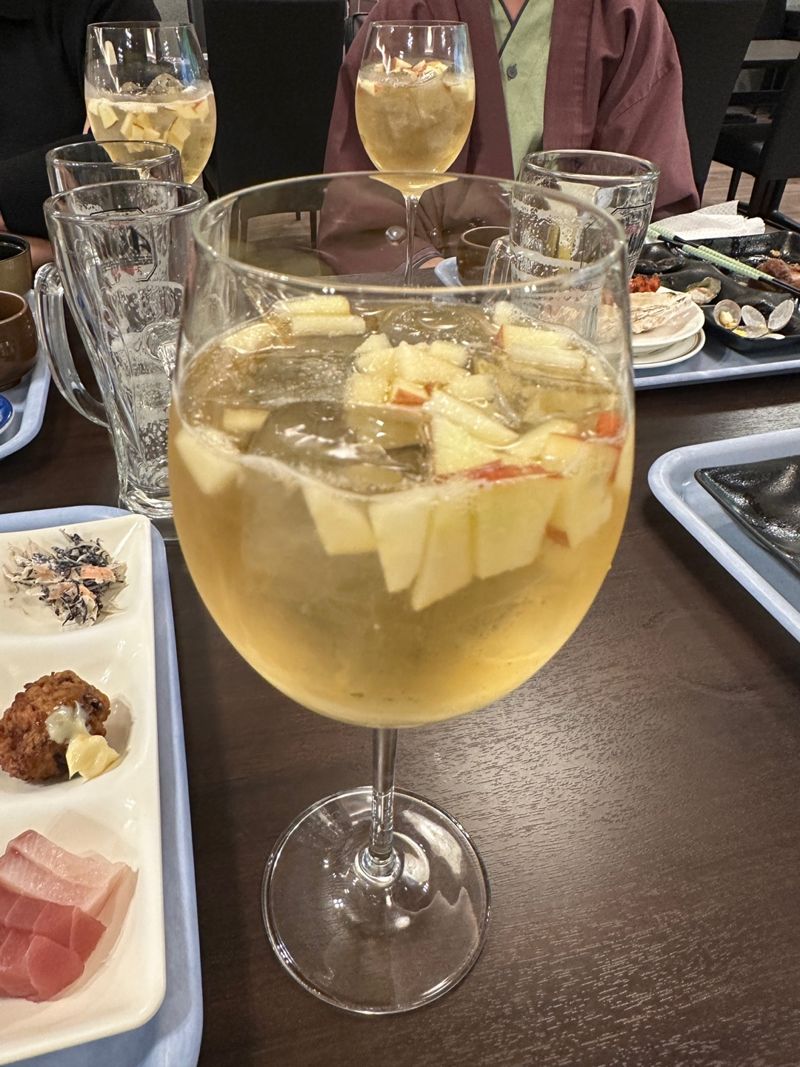 아오모리현 '호텔 애플랜드' 료칸에 식당에서 제공하는 사과 하이볼. 사진=김경민 도쿄특파원