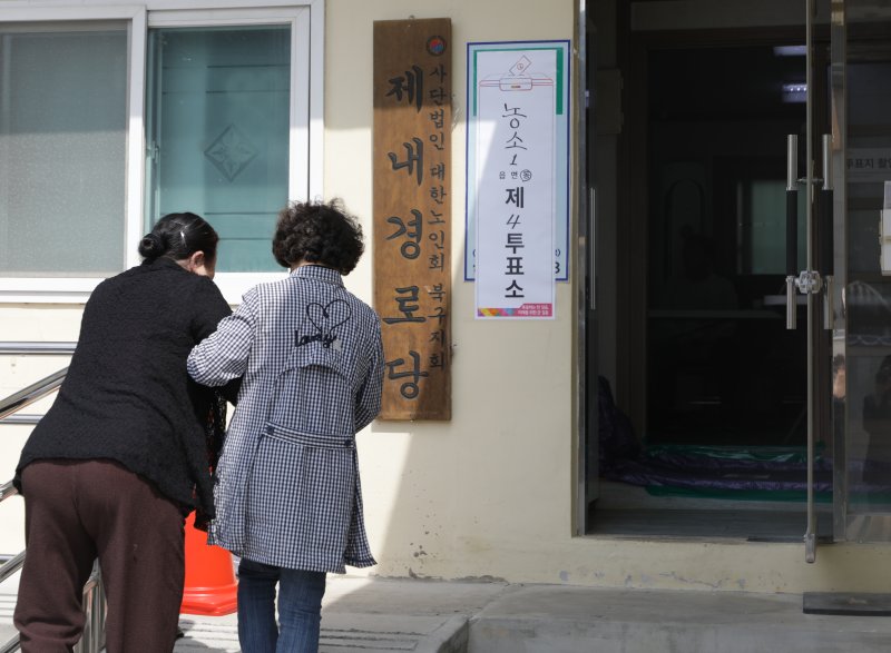 울산의 한 유권자가 10일 오후 울산 북구 신천동 제내마을회관 경로당에 마련된 농소1동 제4투표소에 들어가고 있다. 뉴스1
