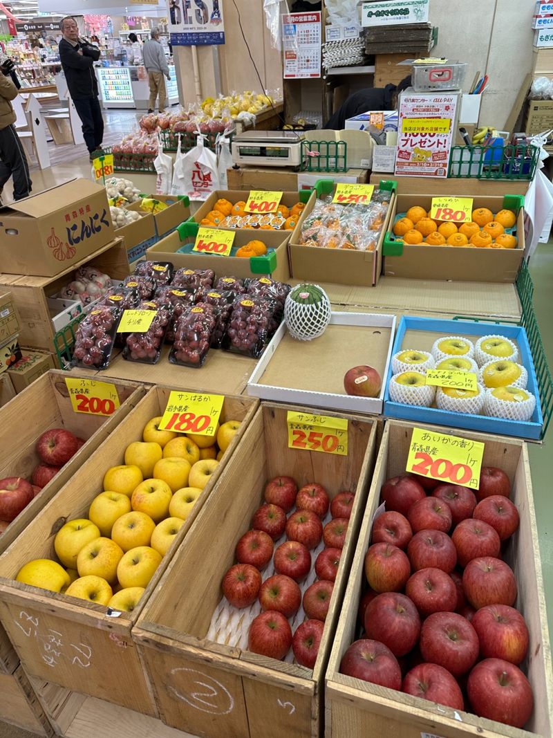 아오모리현 하치노헤 '핫쇼큐 센터'에 판매 중인 과일들. 사과 하나에 180~250엔이다. 사진=김경민 도쿄특파원