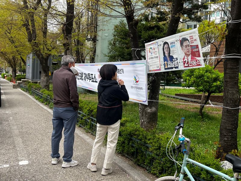 유권자들이 10일 제 22대 국회의원선거 본투표를 위해 하안3동 제 5투표소에서 줄을 서있다. 사진=김찬미기자