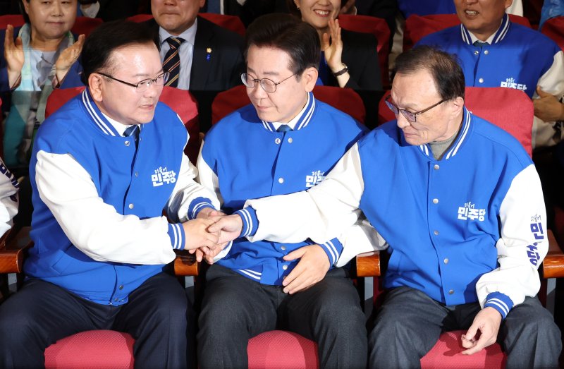 악수 하는 이재명 대표와 이해찬·김부겸 상임공동선거대책위원장 (서울=연합뉴스) 신준희 기자 = 더불어민주당 이재명 대표, 이해찬·김부겸 상임공동선거대책위원장이 10일 오후 서울 영등포구 여의도 국회 의원회관에 마련된 제22대 국회의원선거(총선) 민주당 개표 상황실에서 방송사 출구조사 결과를 지켜보며 악수를 나누고 있다. 2024.4.10 [국회사진기자단] hama@yna.co.kr (끝)