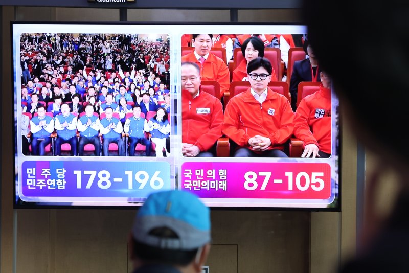 10일 오후 서울 용산구 서울역 대합실에서 시민들이 제22대 국회의원선거 방송 3사 출구조사 결과 생중계를 지켜보고 있다. 뉴스1