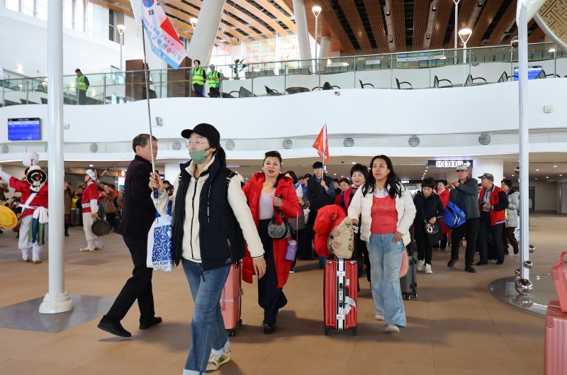 한중 문화교류 관광단 1000명이 지난달 15일 인천항 국제여객터미널을 통해 입국하고 있다. 연합뉴스