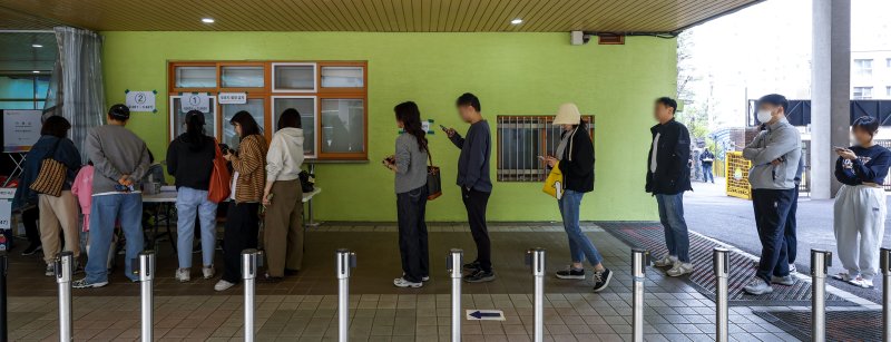 소중한 한표를 위해…제22대 국회의원 선거일인 10일 서울 성북구 삼각산초등학교에 마련된 투표소를 찾은 유권자들이 투표를 위해 줄 서 있다. 뉴시스