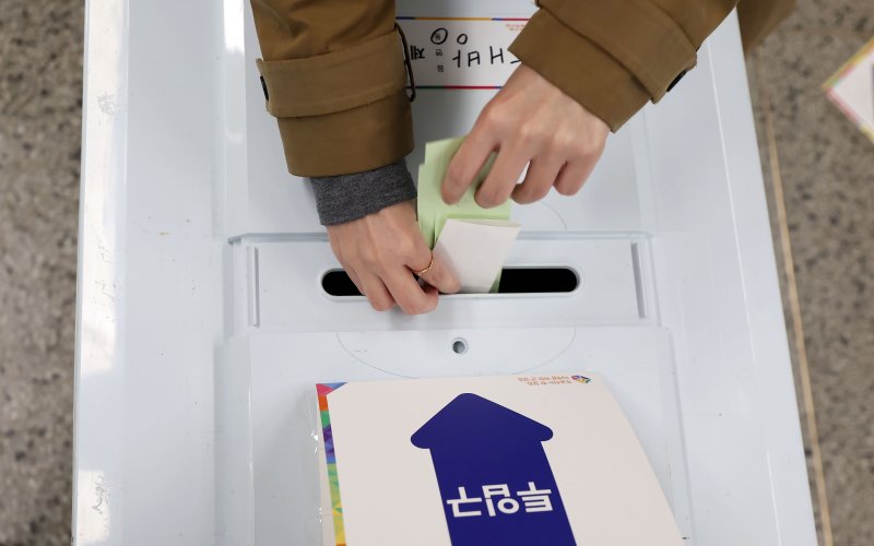 제22대 국회의원 선거일인 10일 서울 동작구 성남고등학교에 마련된 대방동 제7투표소에서 유권자들이 투표하고 있다. 사진=뉴시스