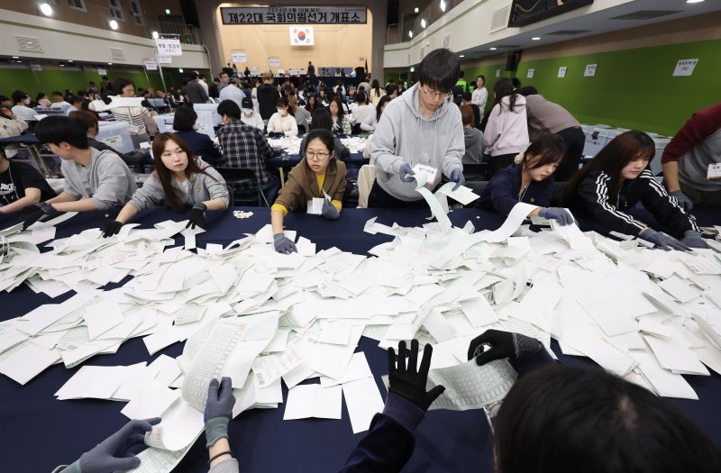 제22대 국회의원 선거 투표가 종료된 10일 오후 서울 용산구 신광여고에 마련된 개표소에서 개표사무원들이 투표지 분류 작업을 하고 있다. 사진=뉴스1
