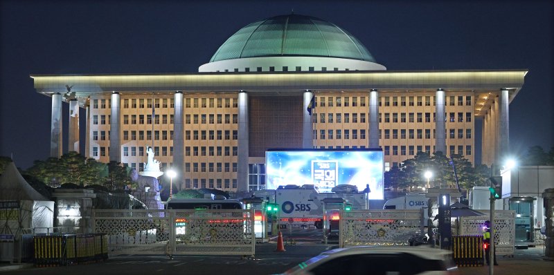 4.10 총선 투표일인 10일 밤 서울 여의도 국회 앞에 각 방송국의 중계차가 주차되어 있다. 연합뉴스