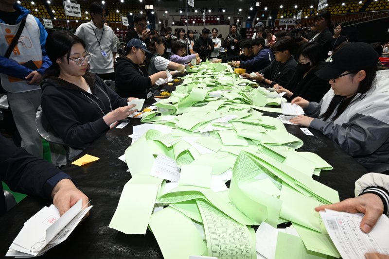 제22대 국회의원선거가 실시된 10일 오후 제주시 한라체육관 개표소에서 개표작업이 이뤄지고 있다. 연합뉴스