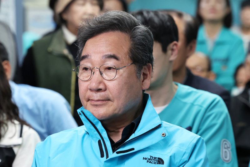 광주 광산을에 출마한 이낙연 새로운미래 공동대표가 침통한 표정을 짓고 있다. 연합뉴스