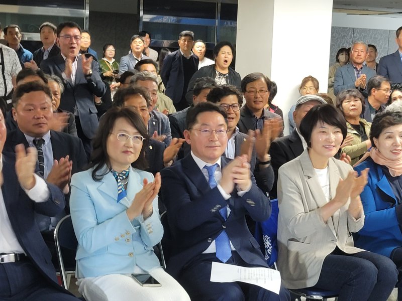 10일 전북자치도 남원·장수·임실·순창 선거구 더불어민주당 박희승 후보와 지지자들이 선거 개표 방송을 지켜보며 박수를 치고 있다.2024.4.10./뉴스1