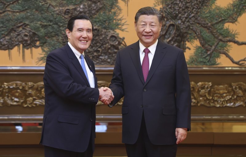 시진핑(오른쪽) 중국 국가주석과 마잉주 전 대만 총통이 10일 베이징 인민대회당에서 회의에 앞서 악수를 나누고 있다. EPA 신화통신 연합뉴스