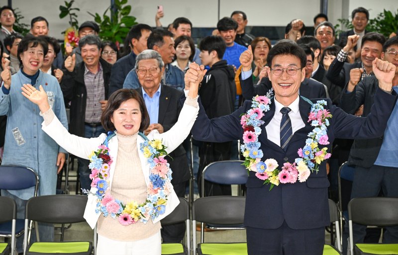 [제주=뉴시스] 우장호 기자 = 문대림(제주시갑) 더불어민주당 후보가 10일 오후 제주시 연동에 위치한 자신의 선거캠프에서 당선이 확실시 되자 지지자들과 함께 환호하고 있다. (사진=제주도사진기자회) 2024.04.10. woo1223@newsis.com