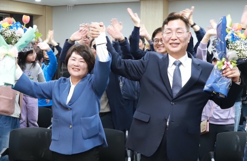 10일 대전 중구청장 재선거에서 승리한 더불어민주당 김제선 당선인(오른쪽)이 선거사무소에서 부인 강도영 씨와 손을 맞잡고 환호하고 있다. (김 당선인 제공) /뉴스1