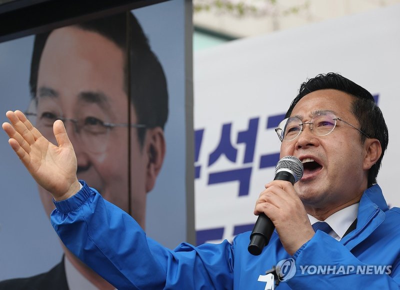 더불어민주당 중구성동구을에 출마하는 박성준 후보가 8일 중구의 한 아파트단지 앞에서 선거 유세를 하고 있다.