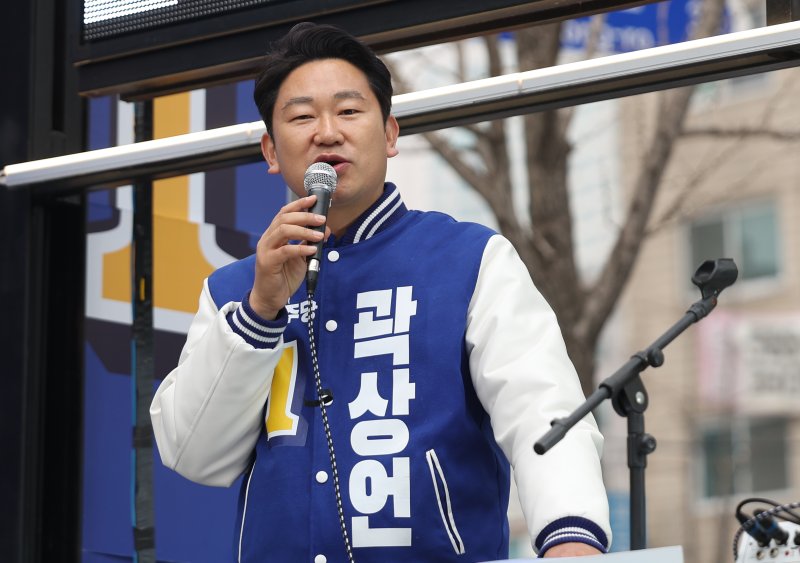 4·10 총선 공식 선거운동이 시작된 28일 오전 서울 종로구 동묘역 인근에서 종로에 출마한 곽상언 더불어민주당 후보가 출정식을 갖고 지지를 호소하고 있다. 사진=뉴스1