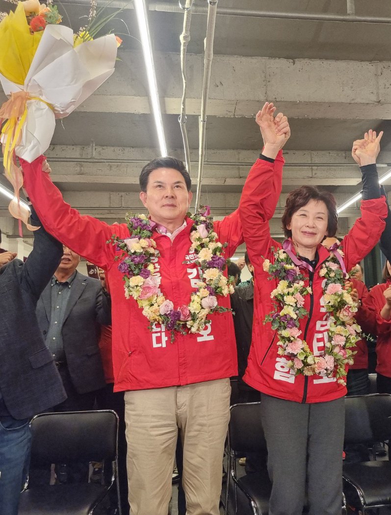 [양산=뉴시스] 안지율 기자 = 김태호 제22대 국회의원 경남 양산을 당선인이 10일 오후 자신의 선거 사무실에서 당선이 확정되자 지지자들로부터 꽃다발을 받고 환호하고 있다.<div id='ad_body2' class='ad_center'></div> (사진=양산뉴스파크 제공) 2024.04.10. photo@newsis.com *재판매 및 DB 금지