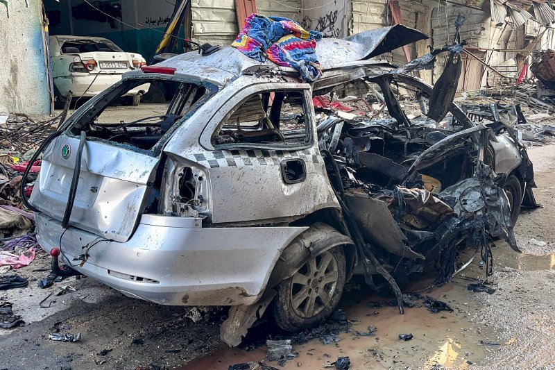 하마스 지도자 이스마일 하니예의 아들 3명과 손자 4명이 이스라엘 공습으로 10일(현지시간) 사망했다고 하마스가 밝혔다. 가자지구 북서쪽 가자시에 하니예의 아들과 손자들이 타있던 차량이 잔해를 드러내고 있다. AFP연합