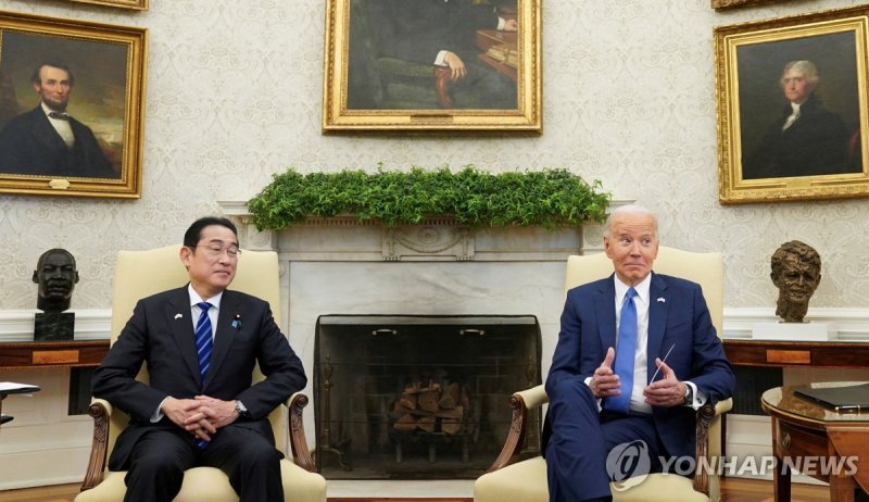 10일(현지시간) 미국 워싱턴 백악관에서 기시다 후미오 일본 총리(왼쪽)와 조 바이든 미국 대통령이 회담 전 한 곳을 응시하고 있다. 연합뉴스
