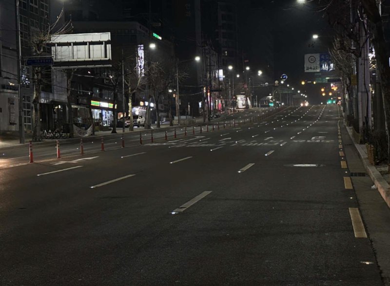 서울시는 올 한해 시민의 안전을 위해 1174㎞의 흐려진 차선을 고성능 차선으로 다시 칠한다. 태양광 LED 도로표지병을 적용한 차선. 서울시 제공