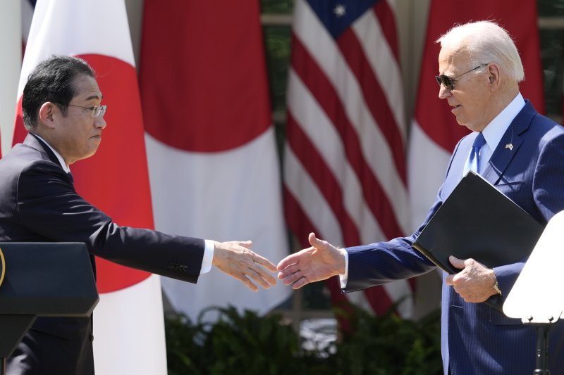 조 바이든 미국 대통령(오른쪽)과 기시다 후미오 일본 총리가 10일(현지시각) 미 백악관에서 공동 기자회견을 개최한 뒤 악수하고 있다. 뉴시스